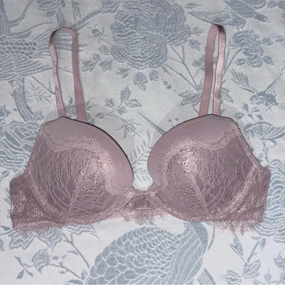 Victoria’s Secret Bombshell Lace Plunge Push-up Bra in Pastel Lavender / Lilac - Picture 2 of 5
